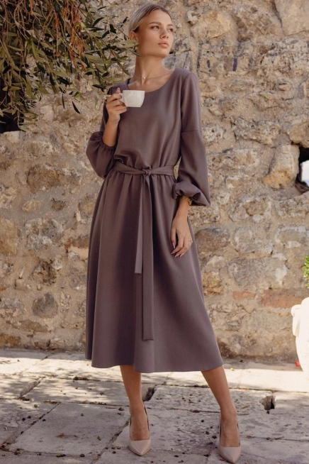 Elegancka sukienka rozkloszowana z długim rękawem taupe