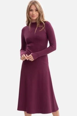 Bawełniana sukienka dzianinowa z golfem rozkloszowana fiolet