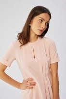 Elegancka sukienka midi z ozdobnymi zakładkami pudrowy róż