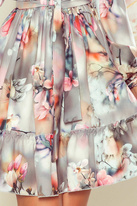 Sukienka z odkrytymi ramionami i wiązaniem szara hiszpanka w kwiaty