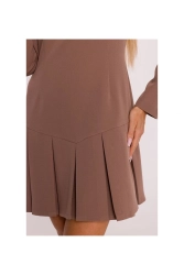 Elegancka krótka sukienka trapezowa z kontrafałdami brązowa