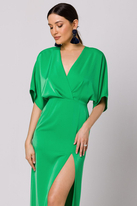 Długa sukienka z dekoltem V i rozcięciem kimonowa zielona