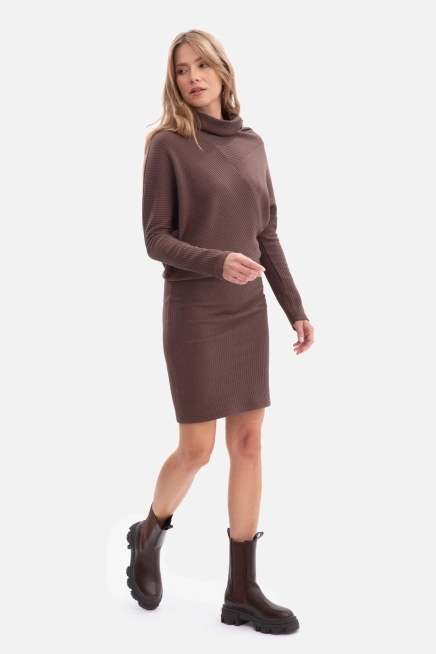 Bawełniana ołówkowa sukienka z dzianiny zbluzowana brąz