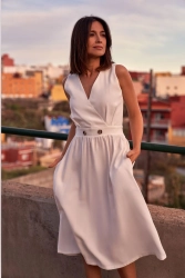 Sukienka rozkloszowana z dekoltem V i zaznaczoną talią lato