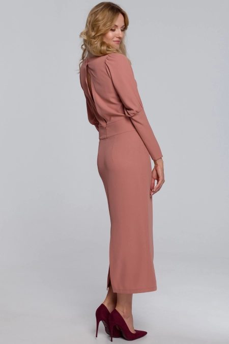 Elegancka długa sukienka ołówkowa z rozcięciem pudrowa 