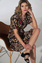 Sukienka koszulowa w kwiaty rozkloszowana mini z wiskozy z guzikami