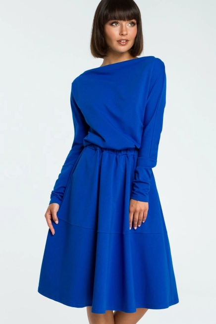 Rozkloszowana sukienka dresowa z gumką w pasie niebieska