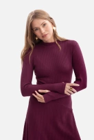 Bawełniana sukienka dzianinowa z golfem rozkloszowana fiolet