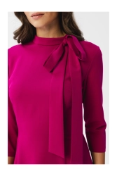 Elegancka sukienka z wiązaniem przy dekolcie śliwkowa