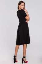 Elegancka rozkloszowana sukienka z wywiniętą stójką czarna