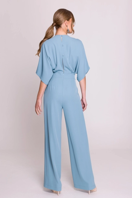Elegancki kombinezon damski z kopertowym dekoltem niebieski