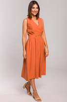 Sukienka rozkloszowana z dekoltem V i zaznaczoną talią na lato