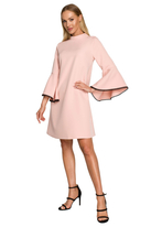 Elegancka sukienka trapezowa z bufiastymi rękawami z falbanami pudrowa