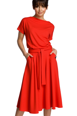 Rozkloszowana sukienka midi z paskiem w talii zbluzowana góra czerwona