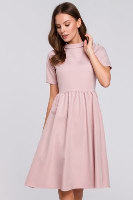 Elegancka rozkloszowana sukienka z wywiniętą stójką różowa