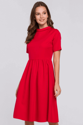 Elegancka rozkloszowana sukienka z wywiniętą stójką czerwona
