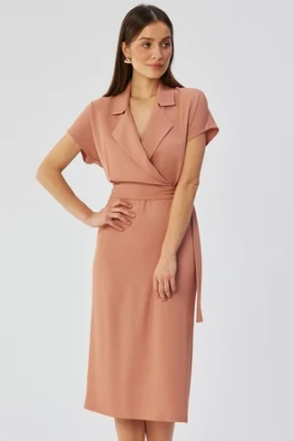 Elegancka sukienka ołówkowa z kołnierzem różana