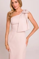 Elegancka sukienka ołówkowa na jedno ramię z kokardą j. beż