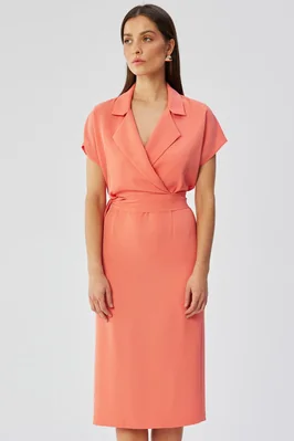 Elegancka sukienka ołówkowa z kołnierzem pomarańczowa