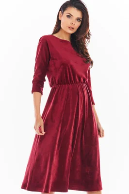 Welurowa rozkloszowana sukienka midi 