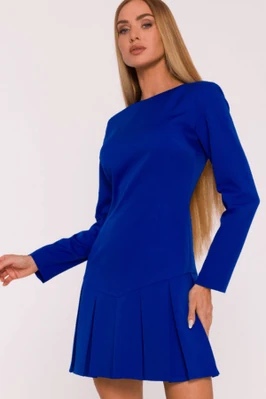 Elegancka krótka sukienka trapezowa z kontrafałdami chabrowa