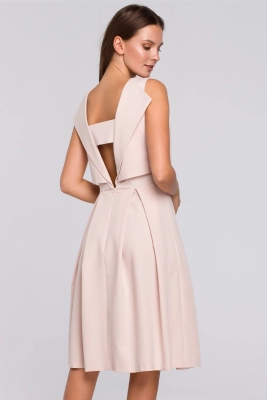 Elegancka rozkloszowana sukienka z dekoltem na plecach beż