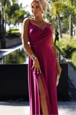 Długa sukienka na wesele rozkloszowana na ramiączkach fuksja