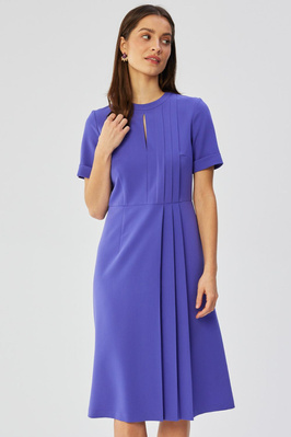 Elegancka sukienka midi z ozdobnymi zakładkami fioletowa