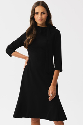 Elegancka sukienka z wiązaniem przy dekolcie i falbaną czarna