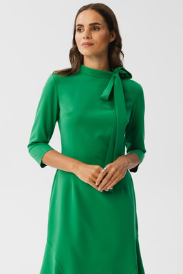 Elegancka sukienka z wiązaniem przy dekolcie i falbaną zielona