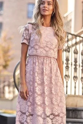 Sukienka na wesele koronkowa lekko rozkloszowana pudrowy róż