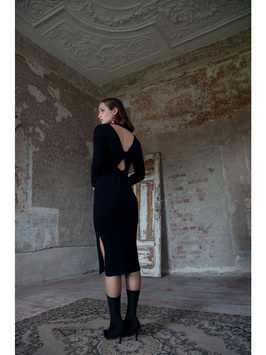 K110 Sukienka sweterkowa z przeplotem na plecach - czarna